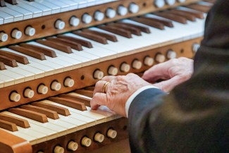 Hände spielen Orgel