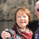 Porträt einer Frau an einem See