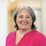 Porträt freundliche Frau in pinkfarbener Bluse