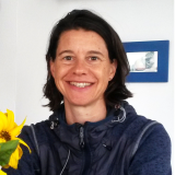 Porträt freundliche junge Frau, Dr. Julia Arnold 