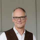 Portrait Prof. Dr. Manzeschke mit weißem Hemd und Weste